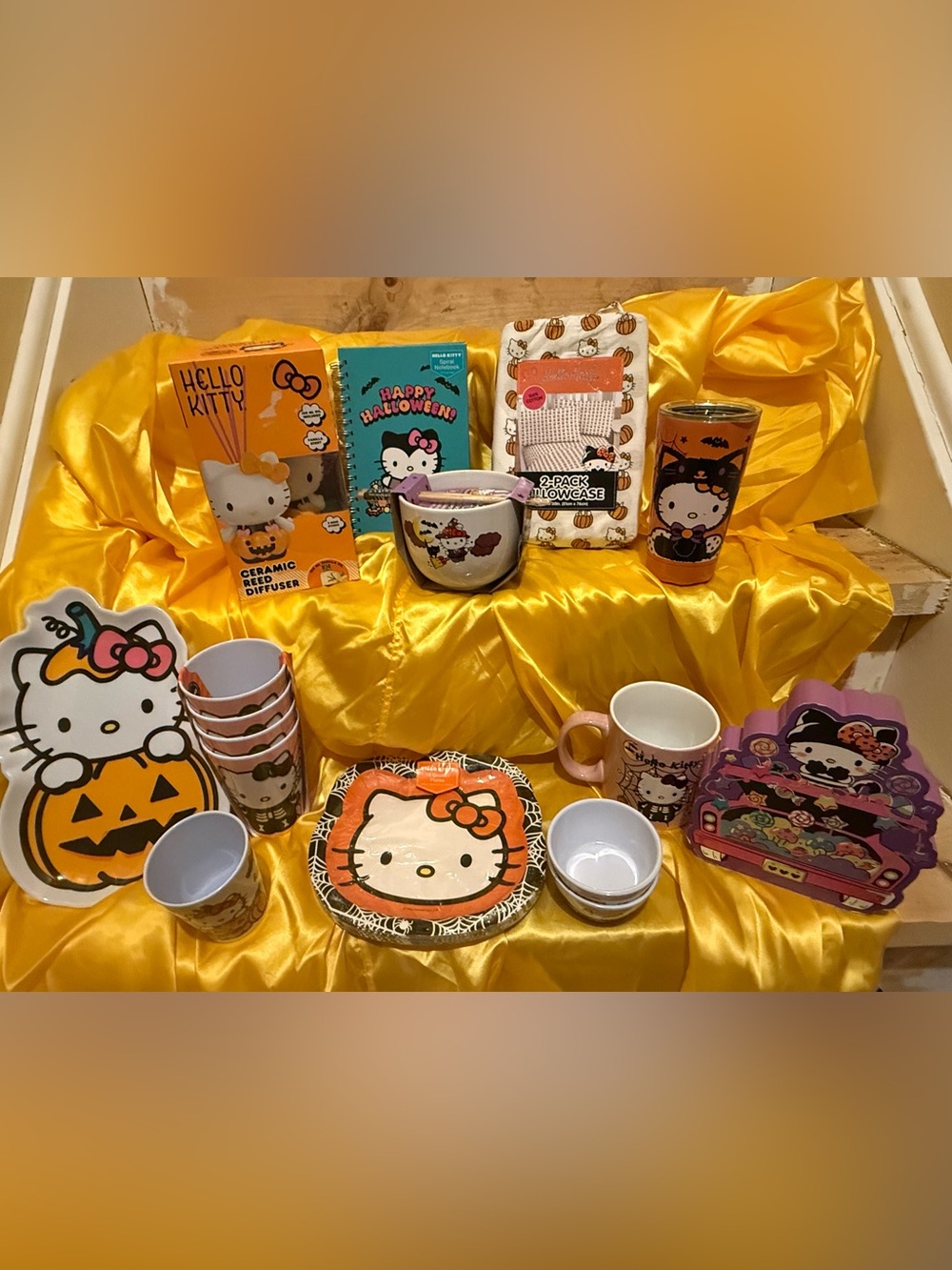 HUGE-12 + piece-Hello Kitty Halloween Bundle! Plates/notebooks/cups/decor & more